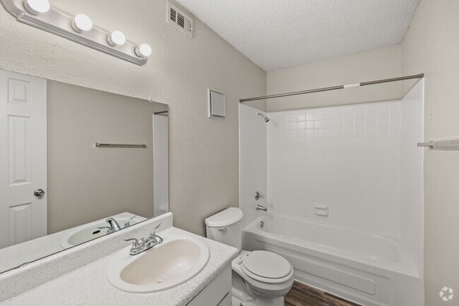 2BR, 2BA - 941SF - Primary Bathroom