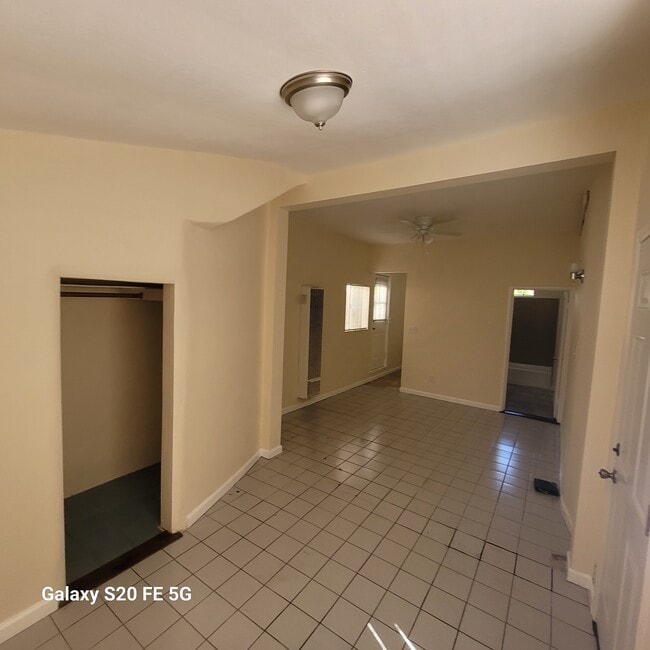 Living Room - 1422 Orizaba Ave Apartments Unit A