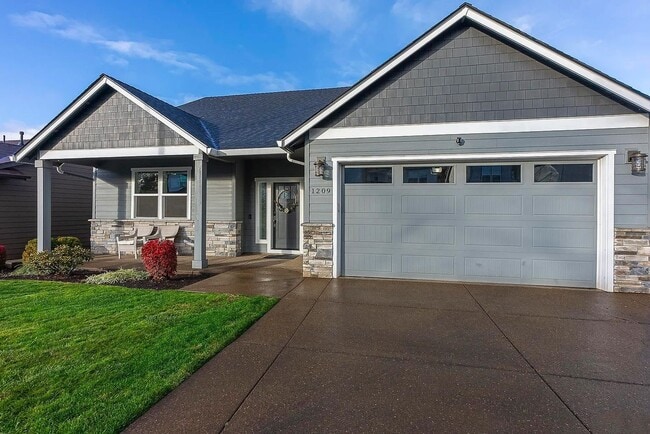 Building Photo - Modern 4BD/3BA Rental with Garage & Fenced...