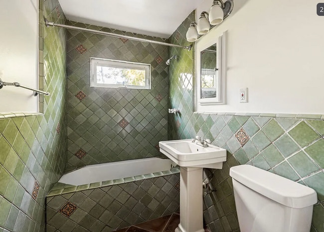 Photo - 832 Robinson St