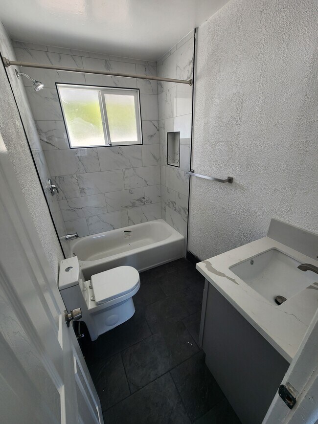 Photo - 233 E 219th St