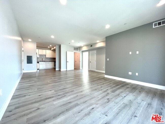 14612 Calvert St Unidad 301
