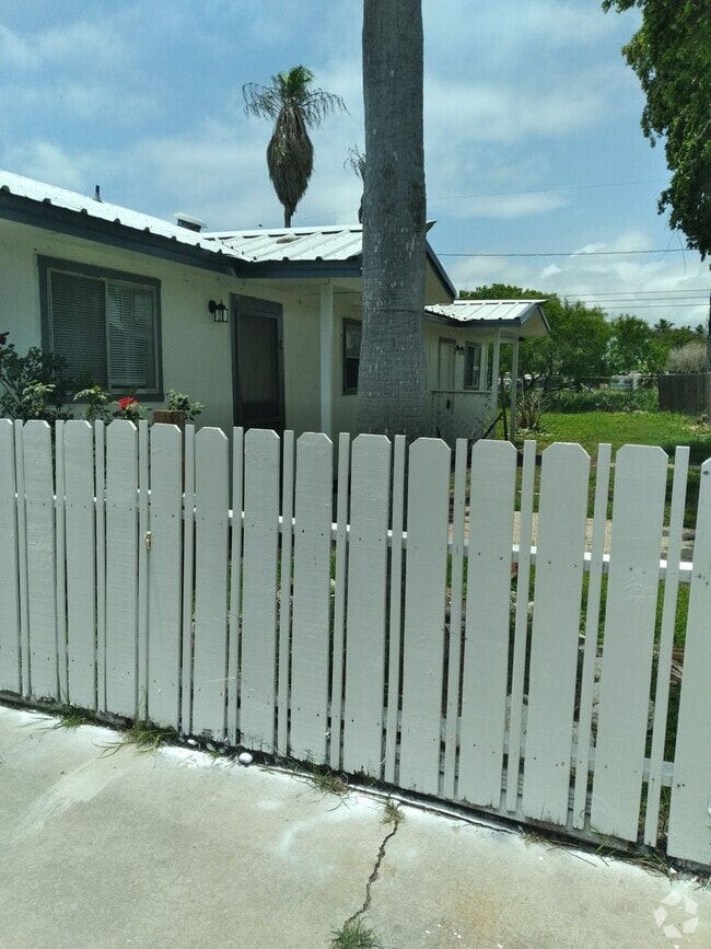 Building Photo - 950 Weaver St Unit WeaveA Rental