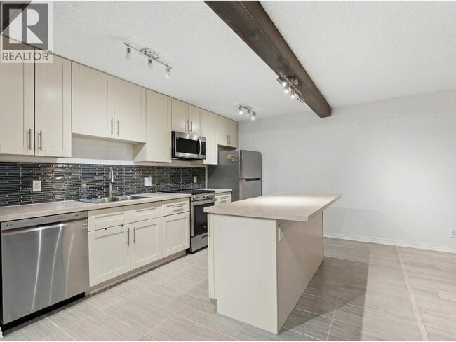 Photo - 2012 Fullerton Ave Unité 218