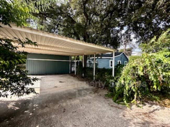 Photo - 300 N Oak Dr