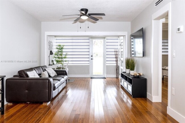 Building Photo - 270 NE 191st St Unit 103-103 Rental