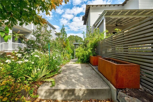 Photo - 1092 Kirkwood Ave SE