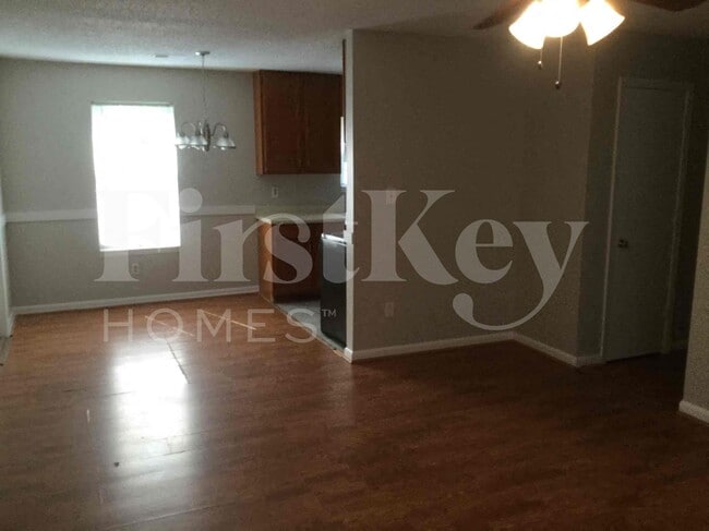 Photo - 117 Whispering Pine Ln NE