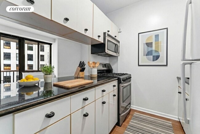 Photo - 45 E 25th St