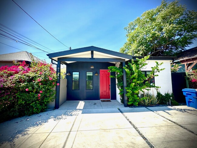 Building Photo - 6115 1/2 Burwood Ave Rental