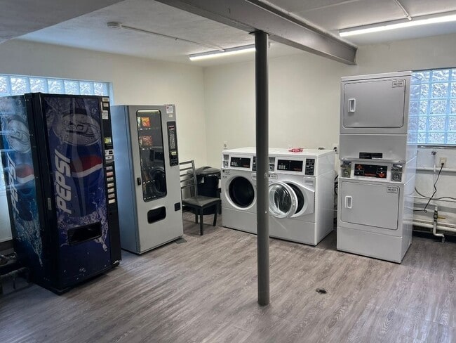 Photo - 475 W Grand Ave