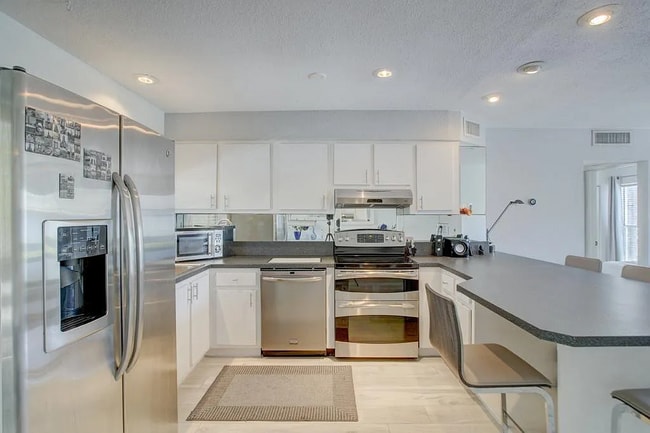 Building Photo - 5260 NE 6th Ave Unit 17D