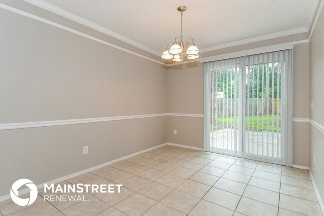 Photo - 627 Staffordshire Dr