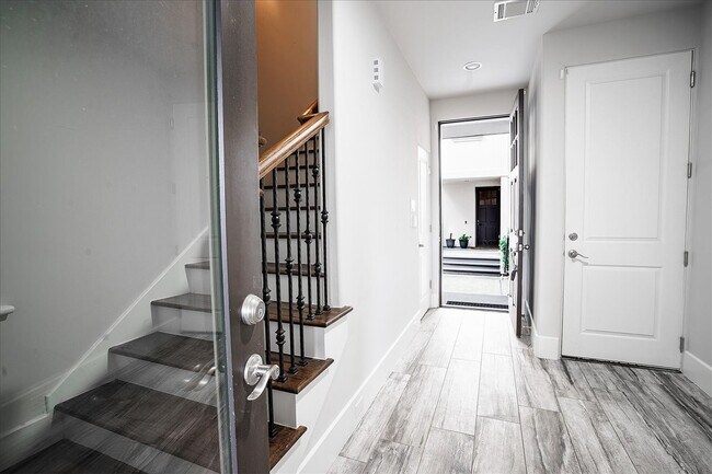 Photo - 5648 Larkin St