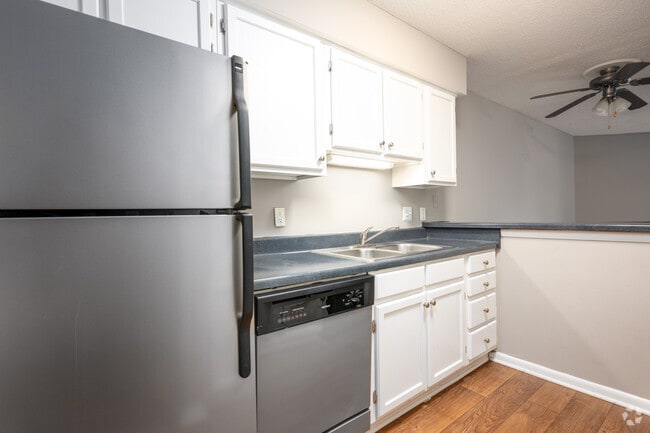 2BR, 2BA - 915SF - Kitchen - Hunt Club Apartments, LLC