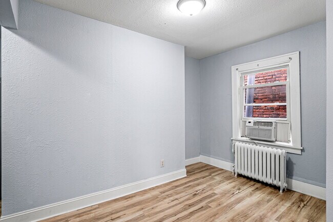 Photo - 933 University Ave W