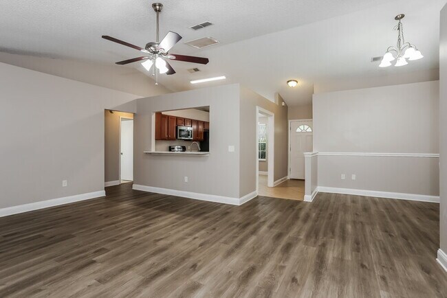 Photo - 1608 Twin Oak Dr W