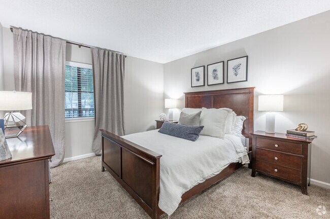 2BR, 2BA - 1,000SF - B2 - Primary Bedroom