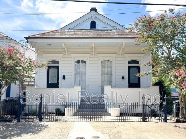Building Photo - 2224 Royal St Rental