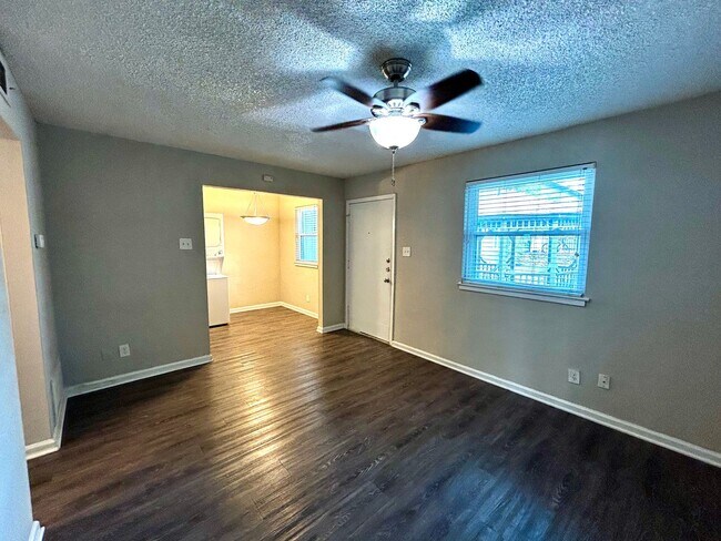 Photo - 2401 Manor Rd Unit 109