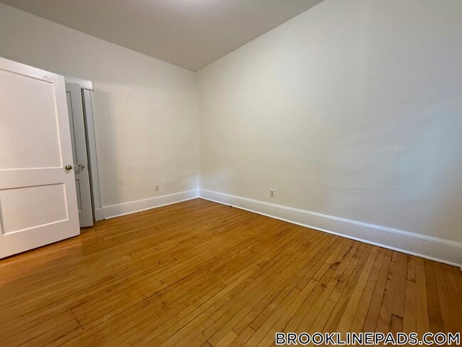 Building Photo - 17 Fairbanks St Rental