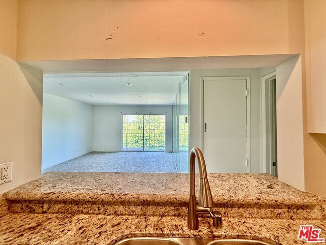 Photo - 5460 White Oak Ave Unidad D302 Rental