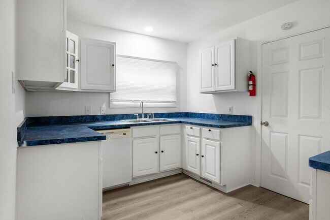 Photo - 14608 Alder Ave