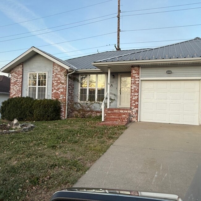 Building Photo - 2 bedroom 2 bath duplex in Nixa available now
