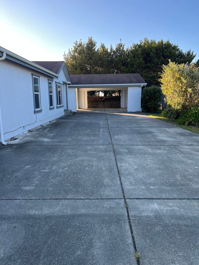 Photo - Beautiful 3 bedroom 2 bath home with a large carport in Bandon, OR.