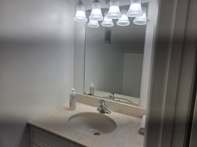 Half bath downstairs - 17317 Whitewater Ct Unidad 17317 whitewater court