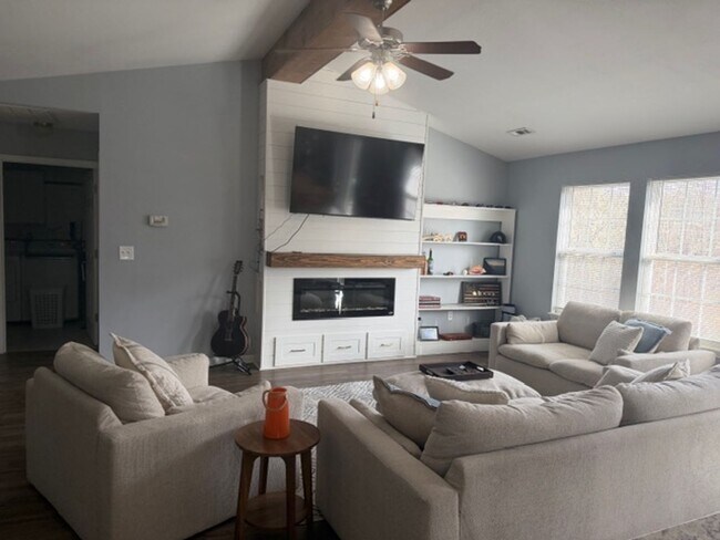 Photo - Beautiful 3/2 Avaliable April 20th