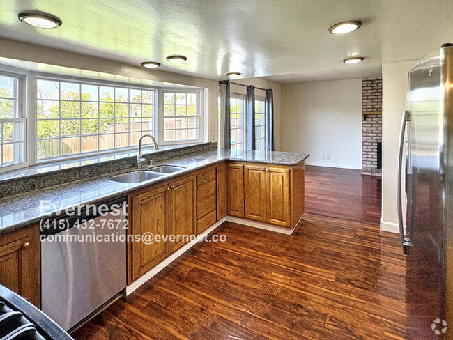Building Photo - Gorgeous 4-Bedroom Home with Exceptional C...