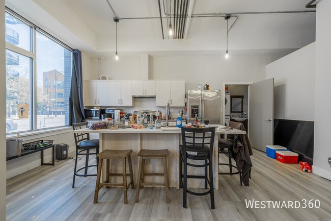 Building Photo - 880 N Milwaukee Ave Unit 1