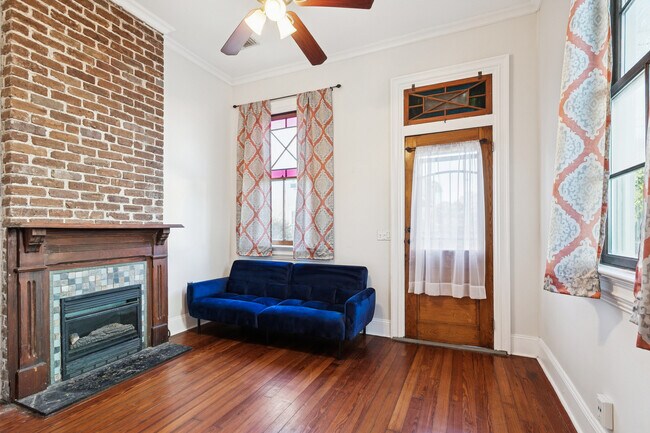 BLUE SOFA CAN STAY OR GO! - 2622 Annunciation St Unit 2622