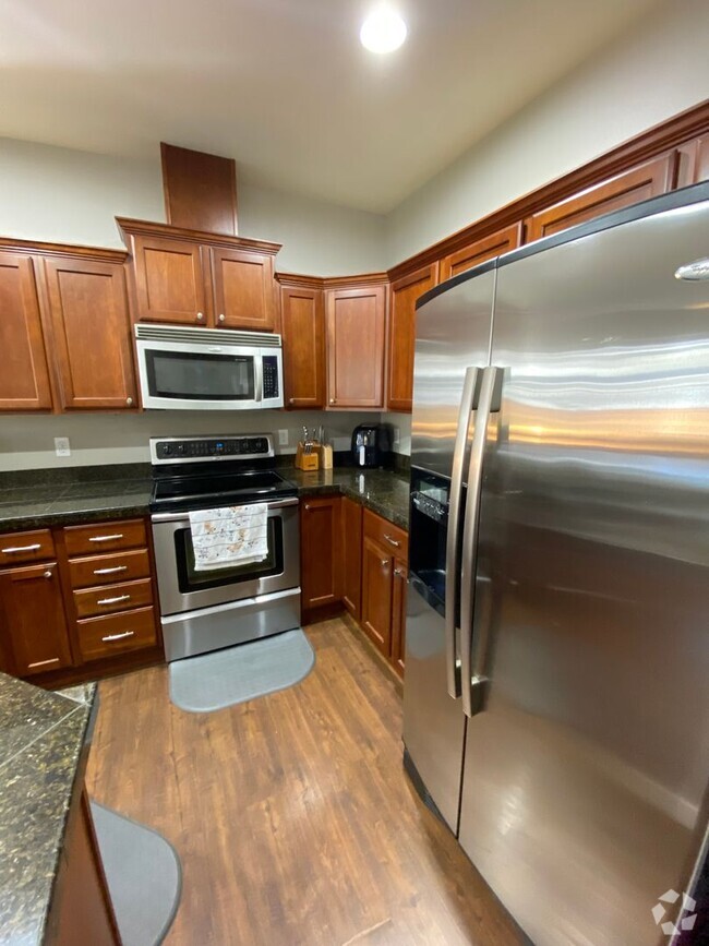 Building Photo - Spacious Auburn Townhome - Furnished Options