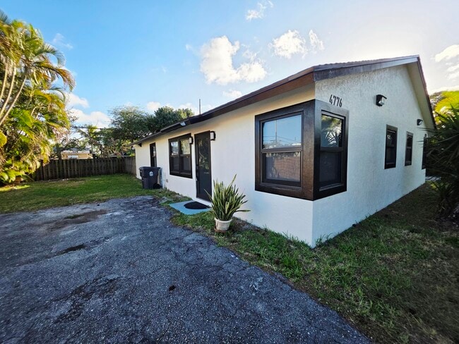 Building Photo - 4776 Carver St