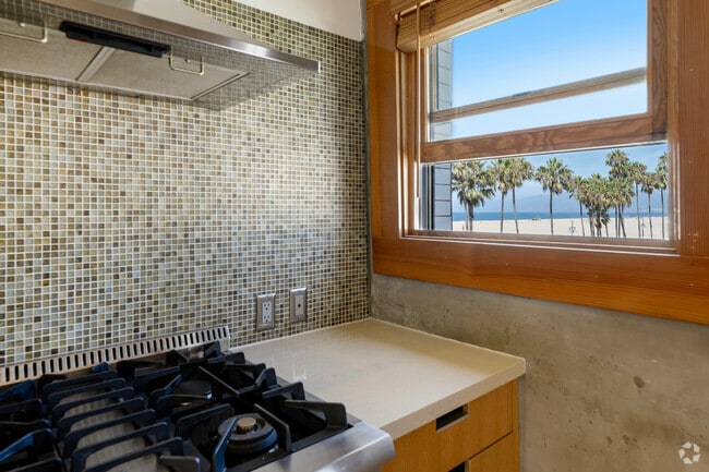 1BR, 1BA - 1000SF - View