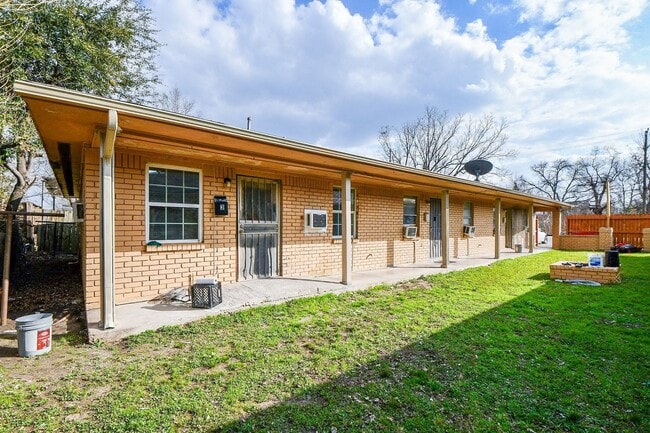 Building Photo - 3707 Seabrook St Unit 3