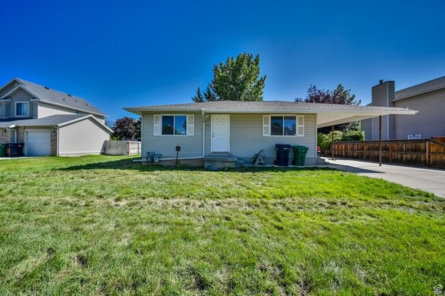 Building Photo - 916 Vics Rd