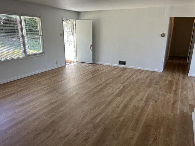 Photo - 140 George Cir