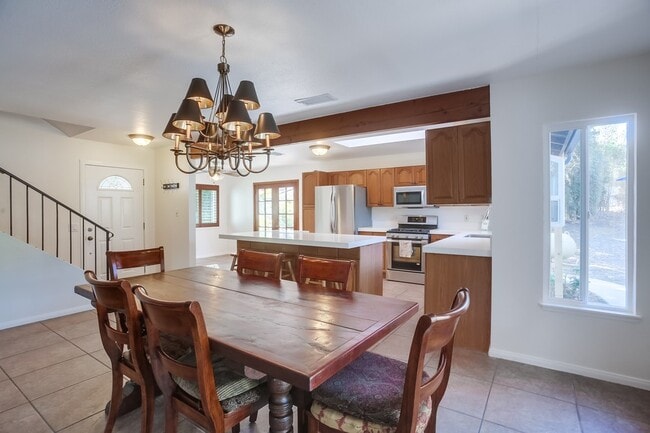 Photo - 543 Edna Way