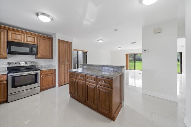 Building Photo - 11000 SW 112th Ave