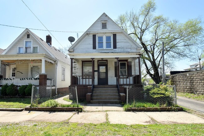 Building Photo - 1832 W Butler St Rental