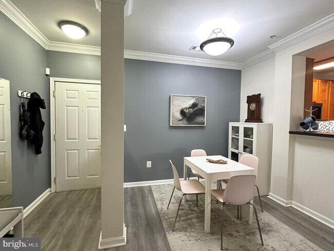 Photo - 4870 Eisenhower Ave Unit 407