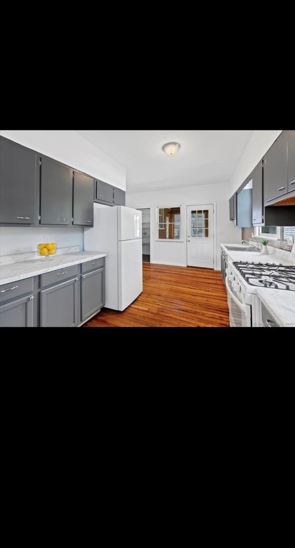 Photo - OVERSIZED FIRST FLOOR 3 BEDROOM APARTMENT WITH WASHER/DRYER Unidad 1st Floor