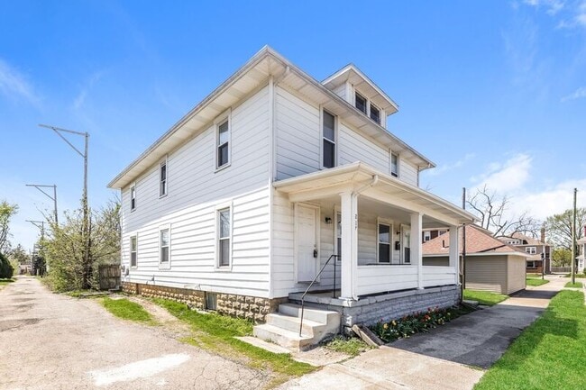 Photo - 215-217 Warren Dr.