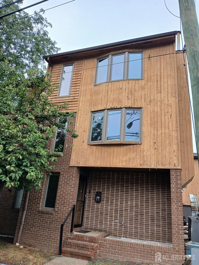 Building Photo - 71 Redmond St Rental