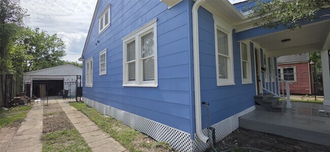 Photo - 2827 Robertson St