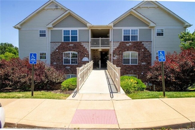 Building Photo - Beautiful 2 bedroom 2 bathroom condo in St. Peters