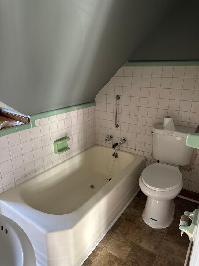 Full bath - 438 Broomall St Unit A